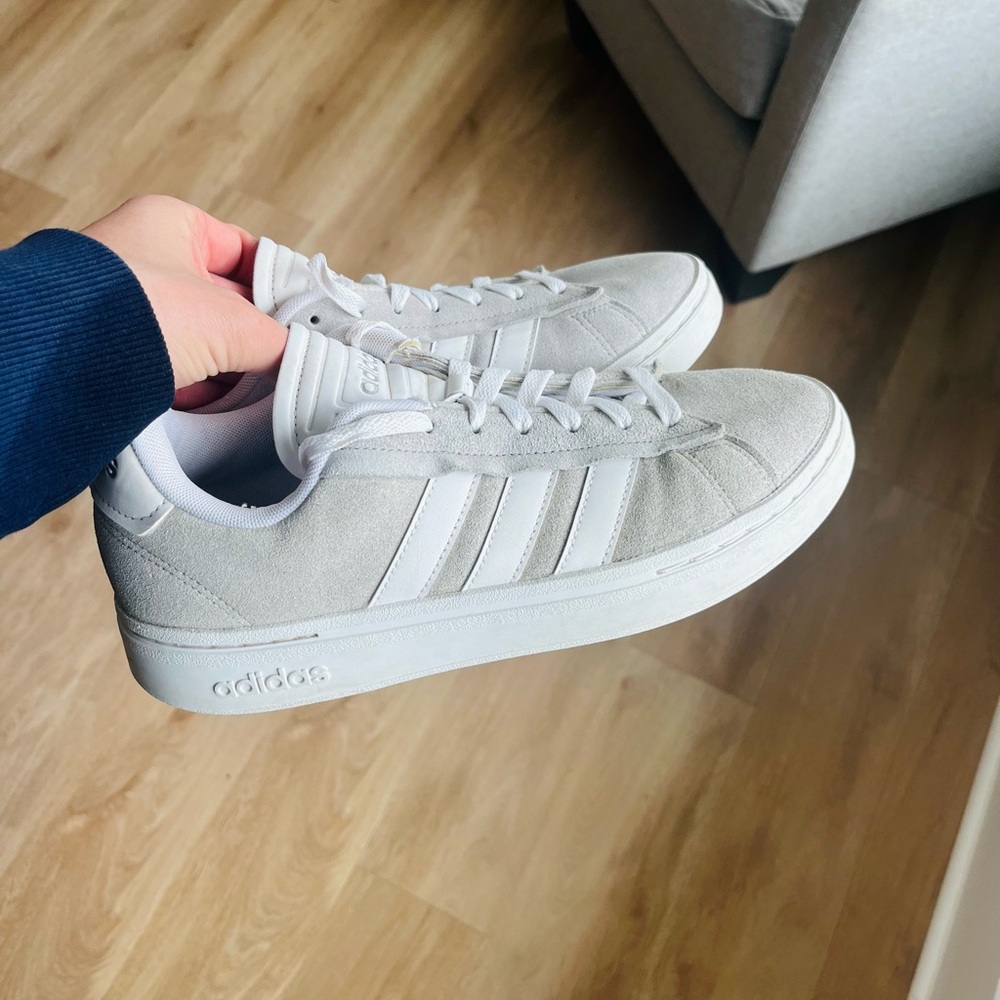 ADIDAS tennis shoe size 9 - Picture 3 of 8